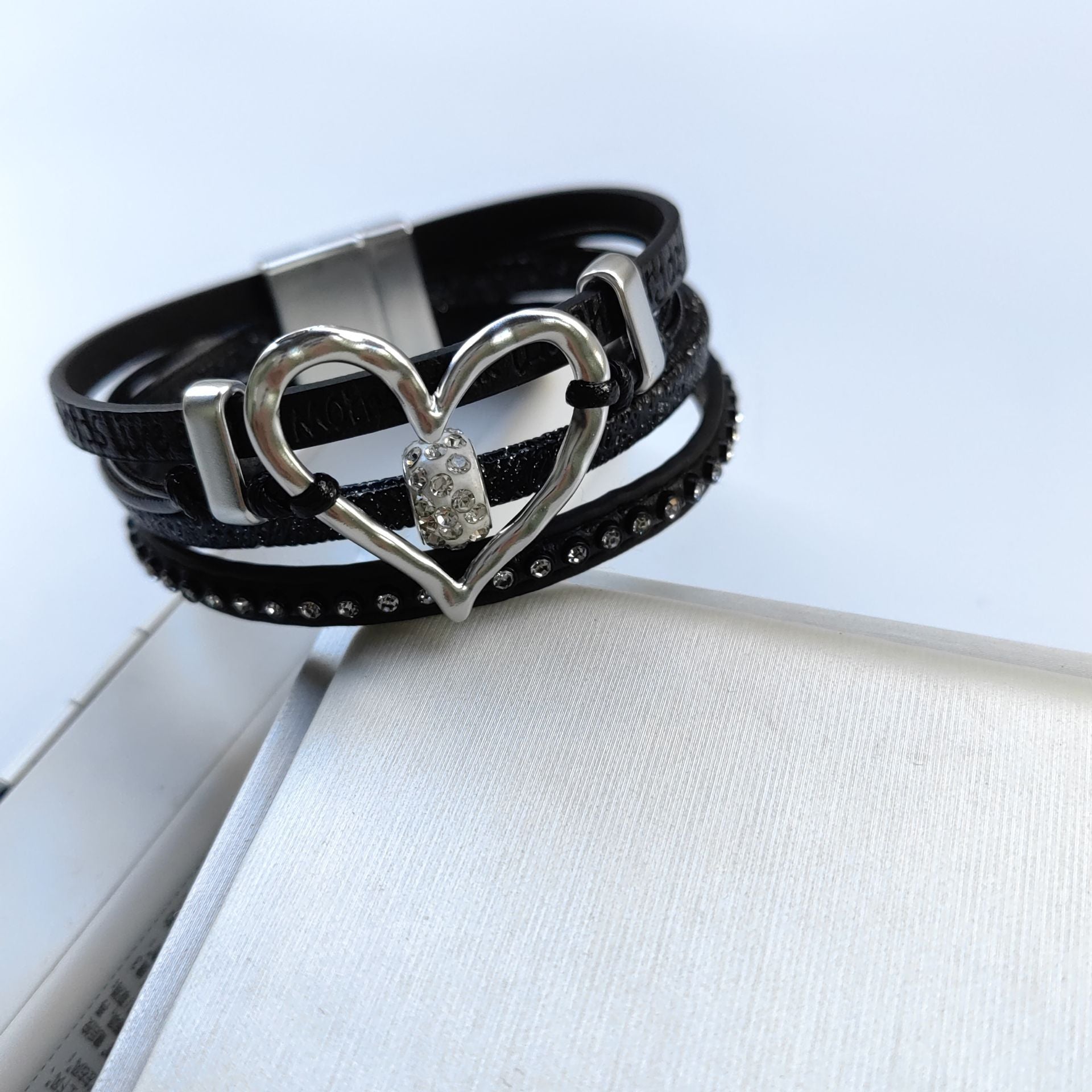 Wholesale Fashion Hollow Heart Leather Diamond Magnetic Buckle Retro Multi-layer Bracelet